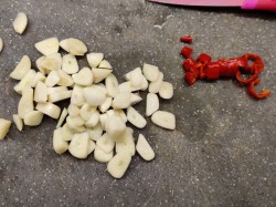 Малосольные огурцы в кастрюле холодным способом - шаг 3 Малосольные огурцы в кастрюле холодным способом - шаг 3