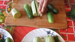 Маринованные огурцы с кабачками на зиму - шаг 2 Маринованные огурцы с кабачками на зиму - шаг 2