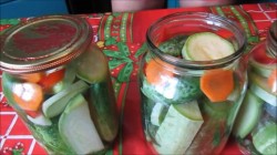 Маринованные огурцы с кабачками на зиму - шаг 3 Маринованные огурцы с кабачками на зиму - шаг 3