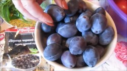 Маринованные помидоры со сливами и базиликом на зиму - шаг 1 Маринованные помидоры со сливами и базиликом на зиму - шаг 1