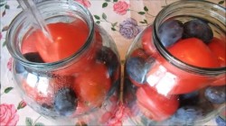 Маринованные помидоры со сливами и базиликом на зиму - шаг 3 Маринованные помидоры со сливами и базиликом на зиму - шаг 3