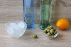 Мартини с водкой коктейль Джеймса Бонда - шаг 1 Мартини с водкой коктейль Джеймса Бонда - шаг 1