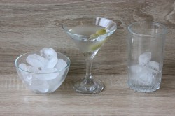 Мартини с водкой коктейль Джеймса Бонда - шаг 8 Мартини с водкой коктейль Джеймса Бонда - шаг 8