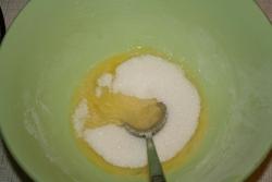 Торт с медом со сметанным кремом в шоколадной глазури - шаг 2 Торт с медом со сметанным кремом в шоколадной глазури - шаг 2