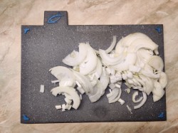 Минтай на сковороде с луком - шаг 1