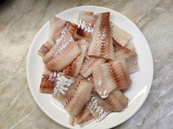 Минтай на сковороде с луком - шаг 2