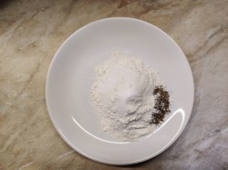 Минтай на сковороде с луком - шаг 3