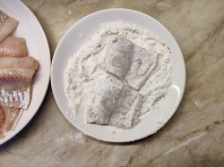 Минтай на сковороде с луком - шаг 4