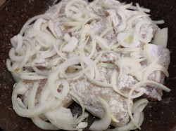 Минтай на сковороде с луком - шаг 5