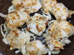 Минтай на сковороде с луком - шаг 6