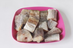 Минтай тушеный в молоке на сковороде - шаг 1