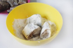 Минтай тушеный в молоке на сковороде - шаг 2