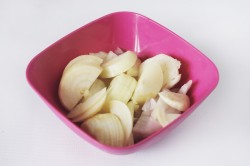 Минтай тушеный в молоке на сковороде - шаг 4