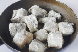Минтай тушеный в молоке на сковороде - шаг 3