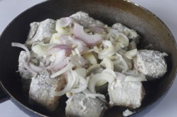 Минтай тушеный в молоке на сковороде - шаг 5