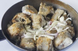 Минтай тушеный в молоке на сковороде - шаг 6