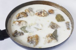 Минтай тушеный в молоке на сковороде - шаг 8