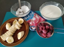 Молочное желе с бананом и малиной - шаг 1