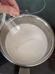 Молочное желе с бананом и малиной - шаг 2