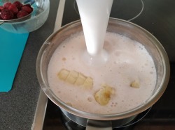 Молочное желе с бананом и малиной - шаг 3