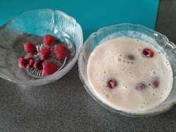 Молочное желе с бананом и малиной - шаг 4