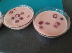 Молочное желе с бананом и малиной - шаг 5