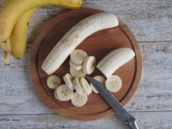 Домашнее мороженое из банана и молока - шаг 1