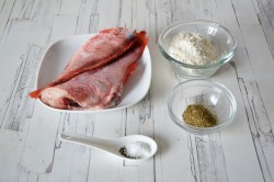 Морской окунь жареный на сковороде - шаг 1