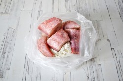 Морской окунь жареный на сковороде - шаг 6