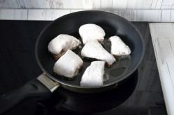 Морской окунь жареный на сковороде - шаг 7