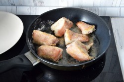 Морской окунь жареный на сковороде - шаг 8