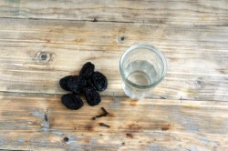 Настойка на черносливе на самогоне в домашних условиях - шаг 1 Настойка на черносливе на самогоне в домашних условиях - шаг 1