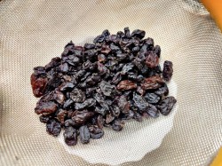 Настойка на изюме на самогоне - шаг 2 Настойка на изюме на самогоне - шаг 2