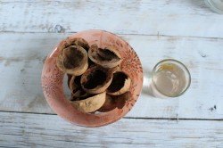 Настойка самогона на грецких орехах - шаг 1 Настойка самогона на грецких орехах - шаг 1