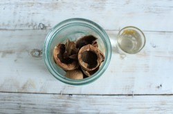 Настойка самогона на грецких орехах - шаг 2 Настойка самогона на грецких орехах - шаг 2