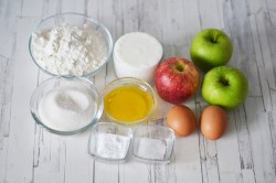 Заливной пирог с яблоками в духовке - шаг 1