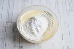 Заливной пирог с яблоками в духовке - шаг 4