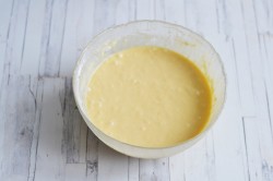 Заливной пирог с яблоками в духовке - шаг 5