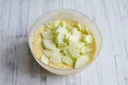 Заливной пирог с яблоками в духовке - шаг 8