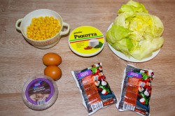 Салат из крабовых палочек и кальмаров с творожным сыром - шаг 1