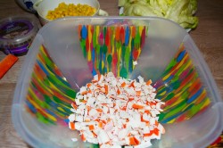 Салат из крабовых палочек и кальмаров с творожным сыром - шаг 2