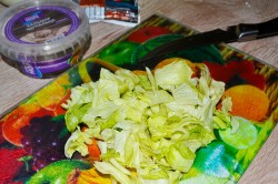 Салат из крабовых палочек и кальмаров с творожным сыром - шаг 3