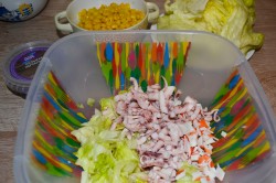 Салат из крабовых палочек и кальмаров с творожным сыром - шаг 4