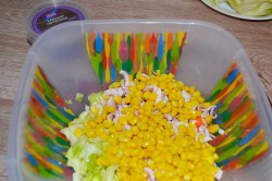 Салат из крабовых палочек и кальмаров с творожным сыром - шаг 5