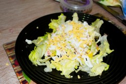 Салат из крабовых палочек и кальмаров с творожным сыром - шаг 6