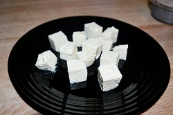 Салат из крабовых палочек и кальмаров с творожным сыром - шаг 7