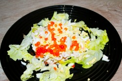 Салат из крабовых палочек и кальмаров с творожным сыром - шаг 8