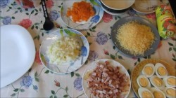 Салат Сугробы смаонезом, ветчиной и сыром - шаг 2 Салат Сугробы смаонезом, ветчиной и сыром - шаг 2