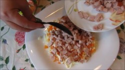 Салат Сугробы смаонезом, ветчиной и сыром - шаг 3 Салат Сугробы смаонезом, ветчиной и сыром - шаг 3