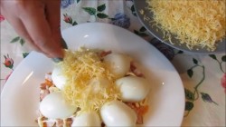 Салат Сугробы смаонезом, ветчиной и сыром - шаг 5 Салат Сугробы смаонезом, ветчиной и сыром - шаг 5